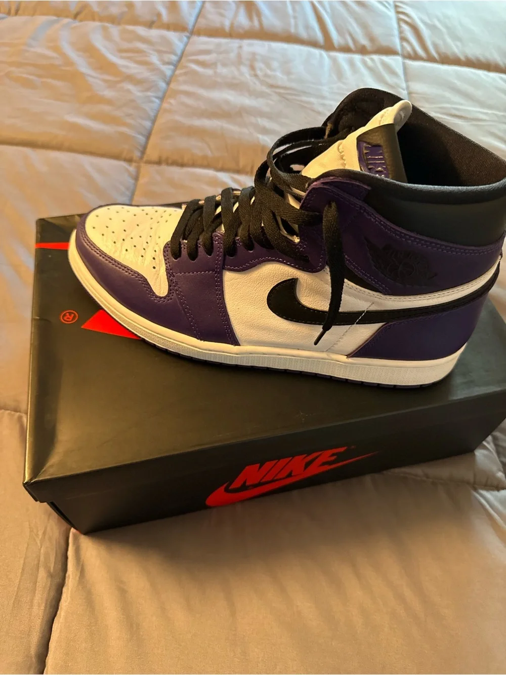 Jordan High-Top Sneaker - White / Purple / Black